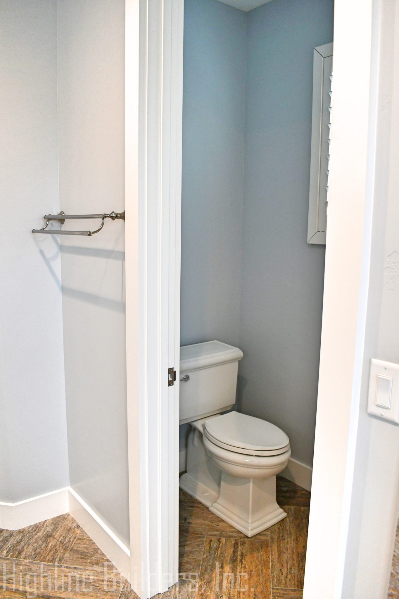 Master toilet closet Highline Builders, Inc.